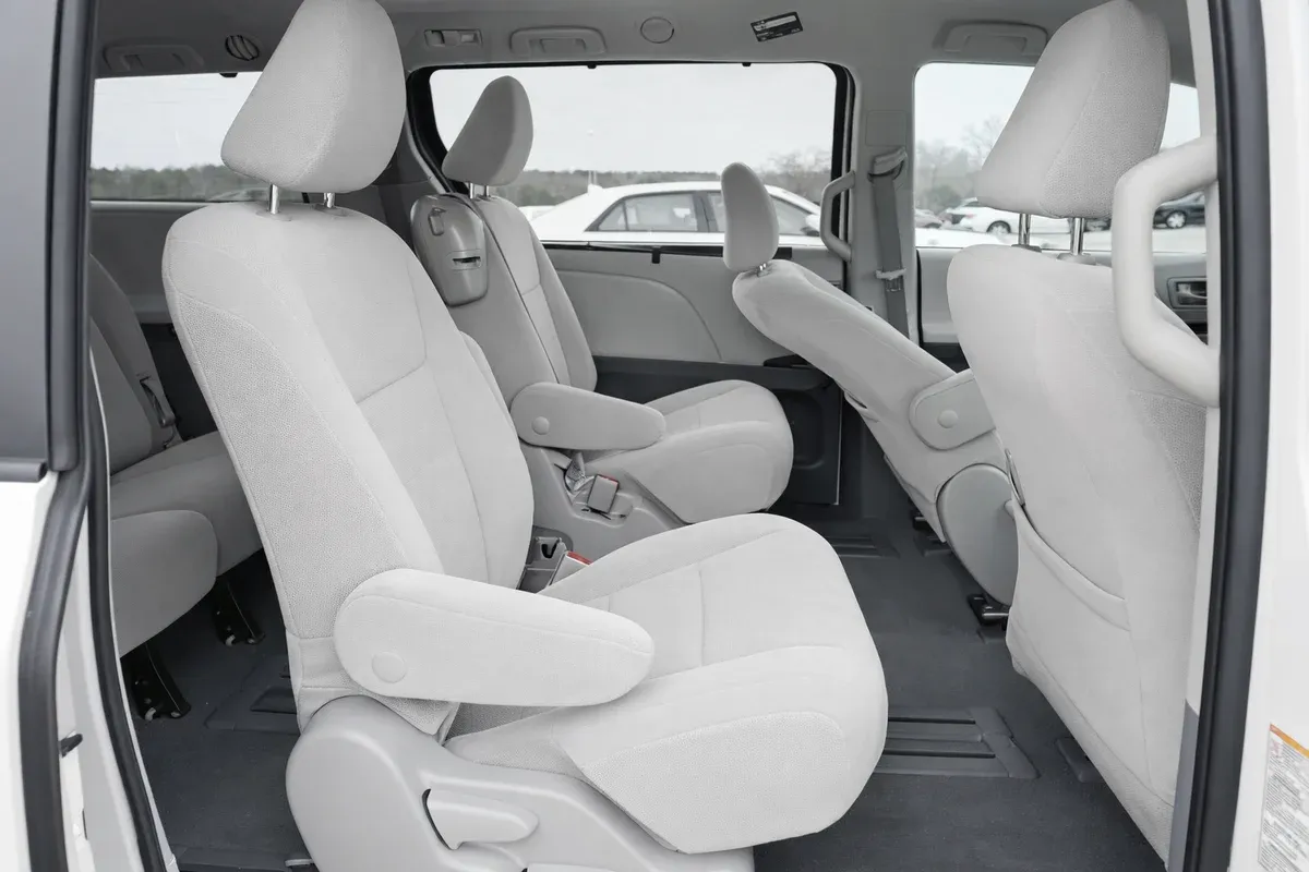 Toyota Sienna 2020 FWD rental vehicle photo 2