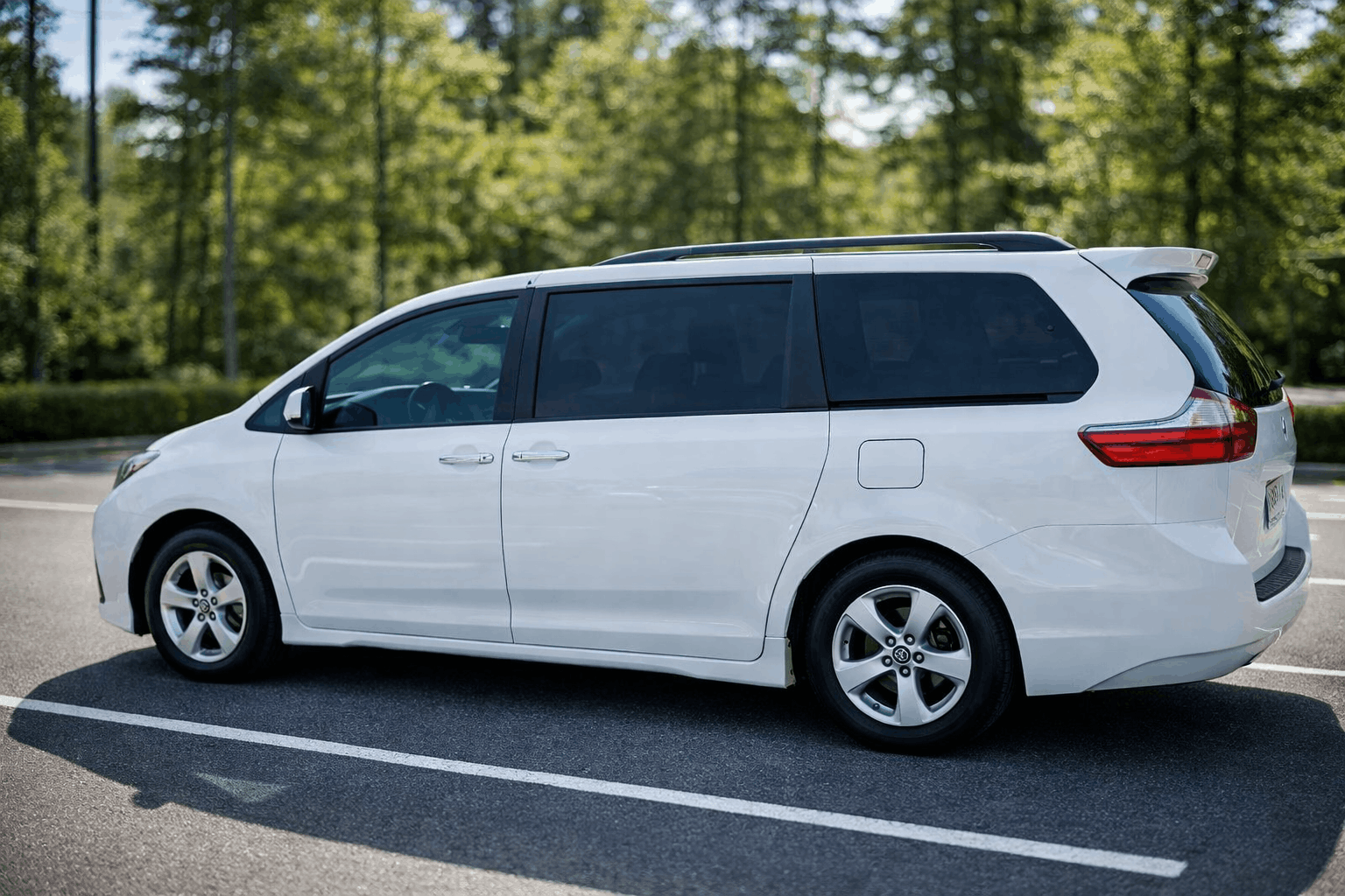 Toyota Sienna 2020 FWD rental vehicle photo 3