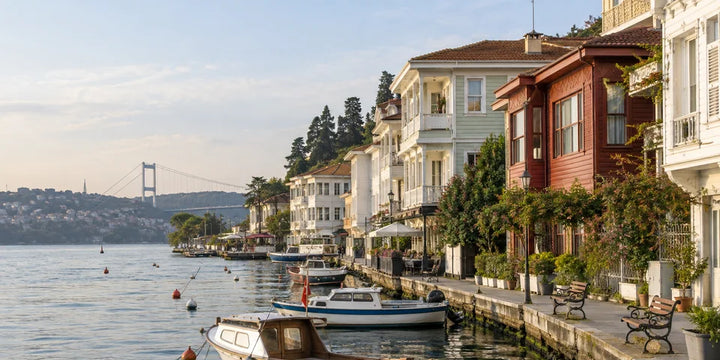 Kolorowe drewniane domy nad brzegiem Bosforu w Arnavutkoy