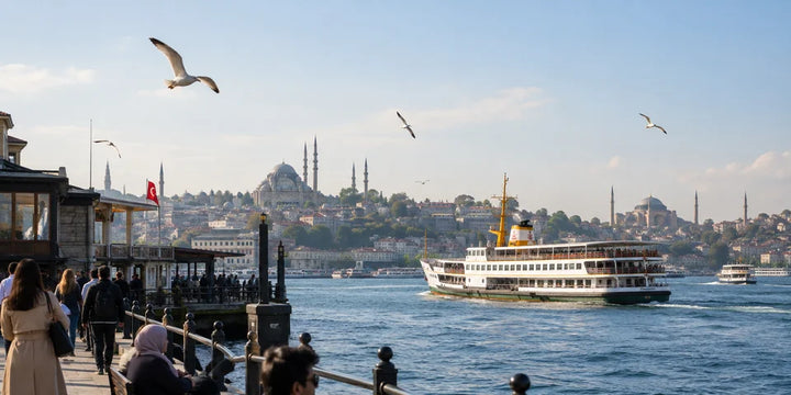 Prom na Bosforze z panoramą starego miasta Istanbul w tle