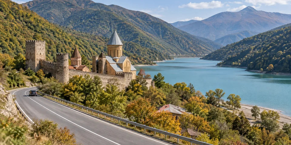 Крепость Ananuri у Zhinvali Reservoir и извилистого участка Georgian Military Highway