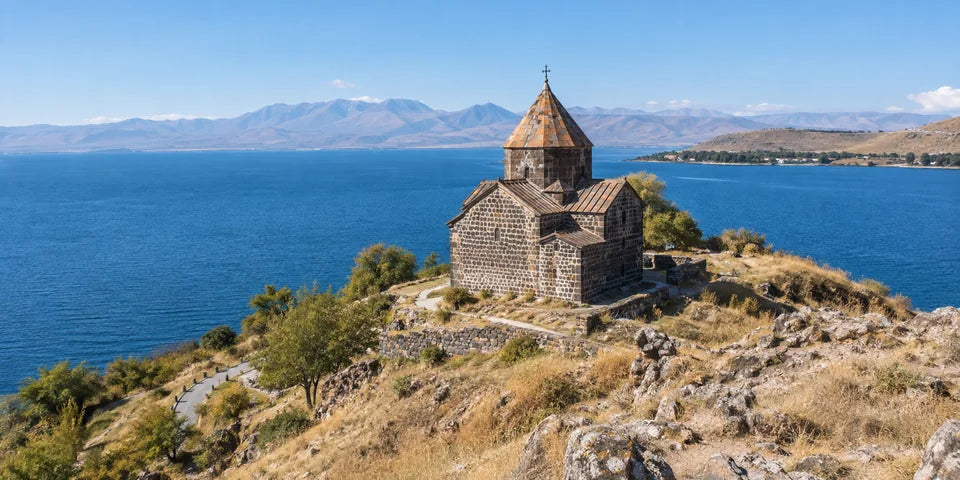 Le monastère de Sevanavank au-dessus des eaux bleues du lac Sevan et de la couronne de montagnes qui l’entoure