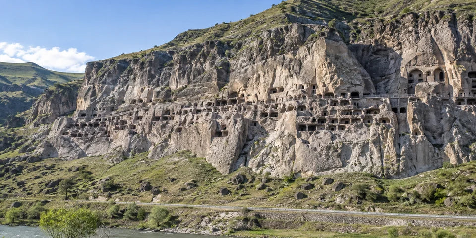 Die Höhlenöffnungen von Vardzia erstrecken sich über einen Vulkanfelsen oberhalb des Mtkvari-Tals