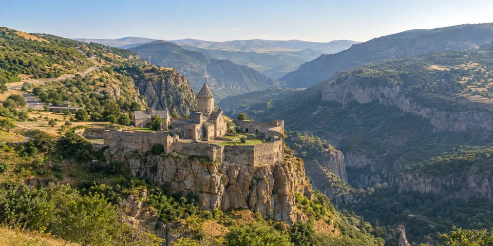 Kloster Tatev über der bewaldeten Vorotan-Schlucht mit seiner kurvigen Zufahrtsstraße