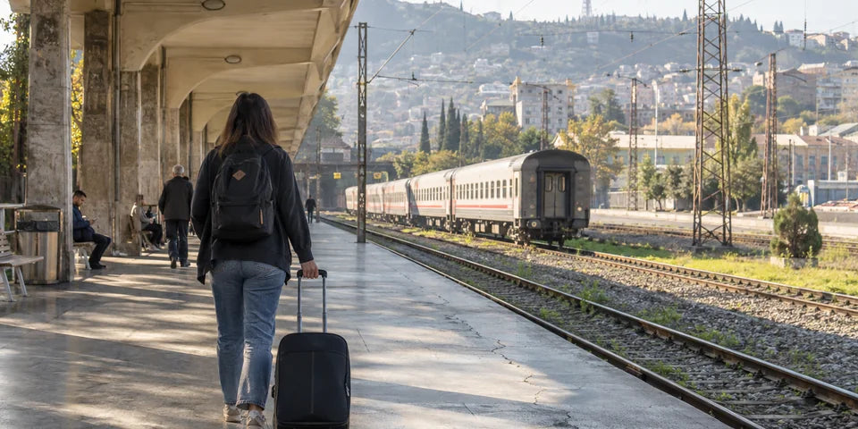 Ein Reisender mit Gepäck auf einem Bahnsteig in Tbilisi