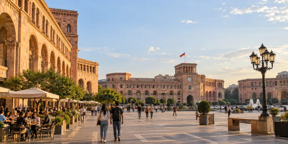 مبان من حجر التوف الوردي ومشاة حول ساحة الجمهورية في Yerevan