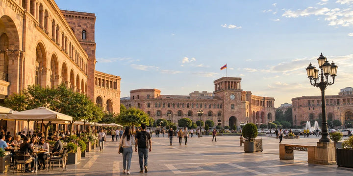 مبان من حجر التوف الوردي ومشاة حول ساحة الجمهورية في Yerevan
