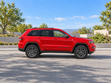 Иллюстративное изображение, созданное ИИ: Jeep Grand Cherokee 2017, вид сбоку на сухом дорожном покрытии в городской обстановке. Цвет и комплектация реального автомобиля могут отличаться.