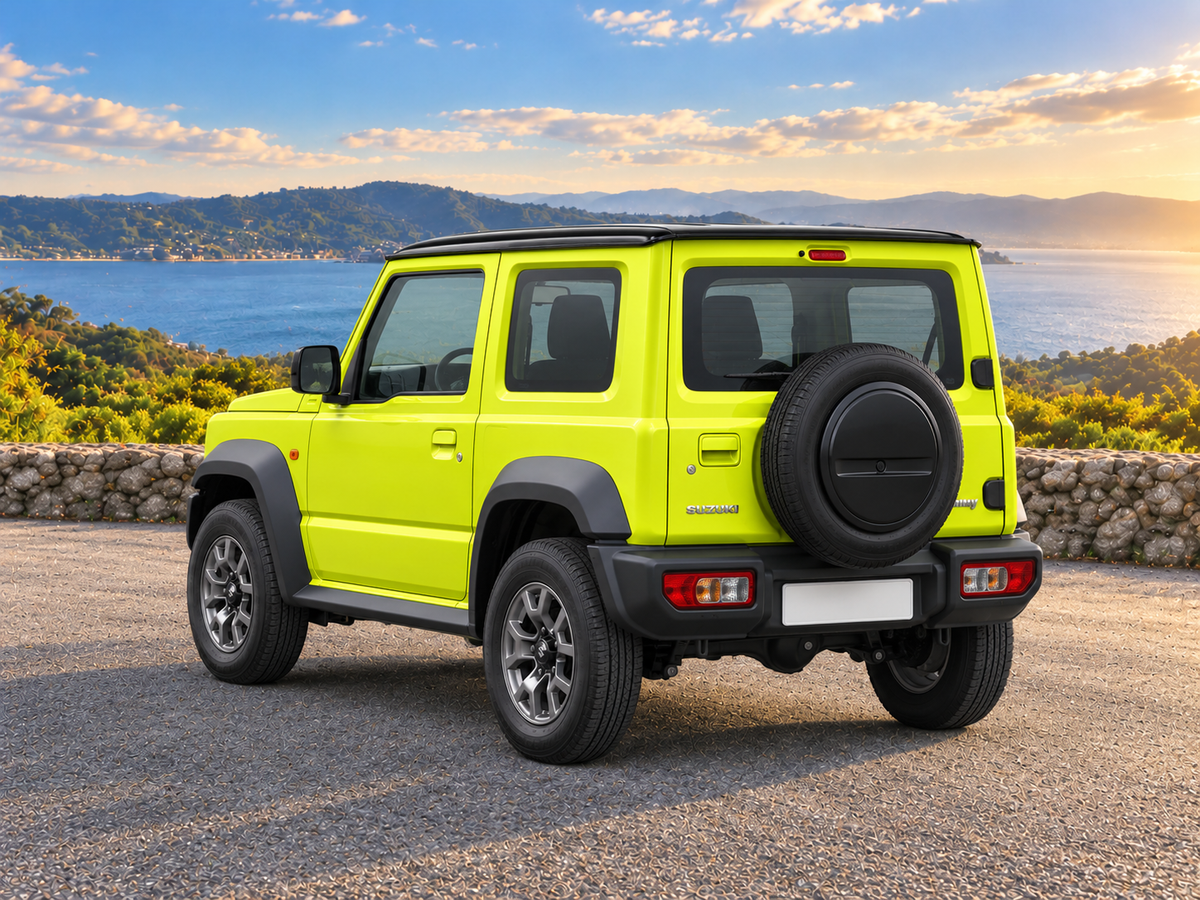 KI-generierte illustrative Darstellung: Suzuki Jimny 2019, hintere Dreiviertelansicht, auf trockenem Straßenbelag in landschaftlicher Umgebung geparkt. Farbe und Ausstattung des tatsächlichen Fahrzeugs können abweichen.