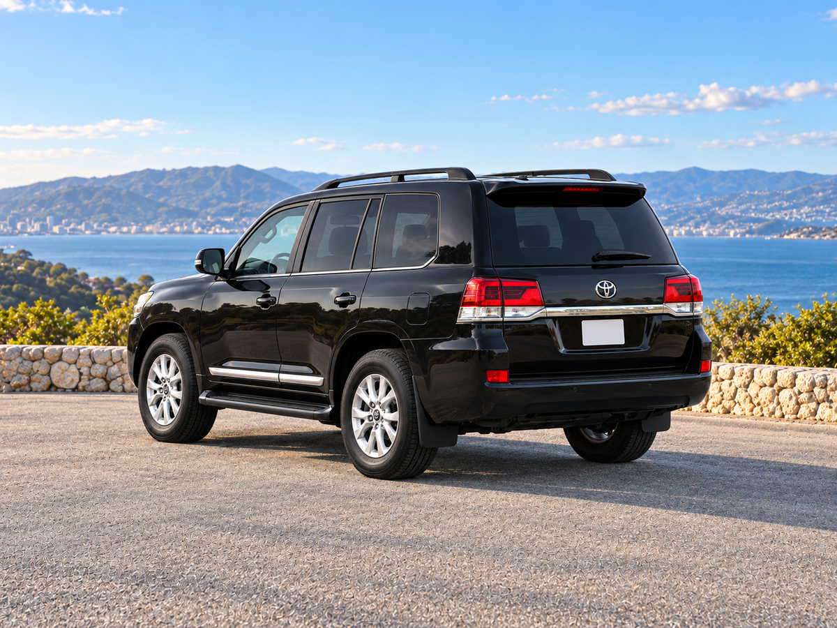 KI-generierte illustrative Darstellung: Toyota Land Cruiser 200 2018, hintere Dreiviertelansicht, auf trockenem Straßenbelag in landschaftlicher Umgebung geparkt. Farbe und Ausstattung des tatsächlichen Fahrzeugs können abweichen.
