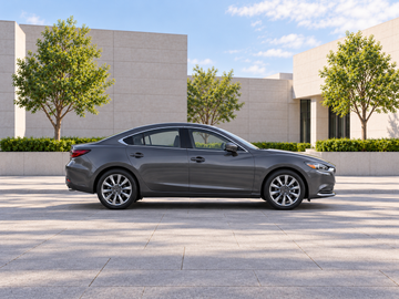 Imagen ilustrativa generada con IA de Mazda6 2018, perfil lateral sobre pavimento seco en un entorno urbano. El color y el equipamiento del vehículo real pueden variar.