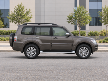 Imagen ilustrativa generada con IA de Mitsubishi Pajero 2018, perfil lateral de 90 grados hacia la derecha, aparcado sobre pavimento seco en un entorno urbano. El color y el equipamiento del vehículo real pueden variar.