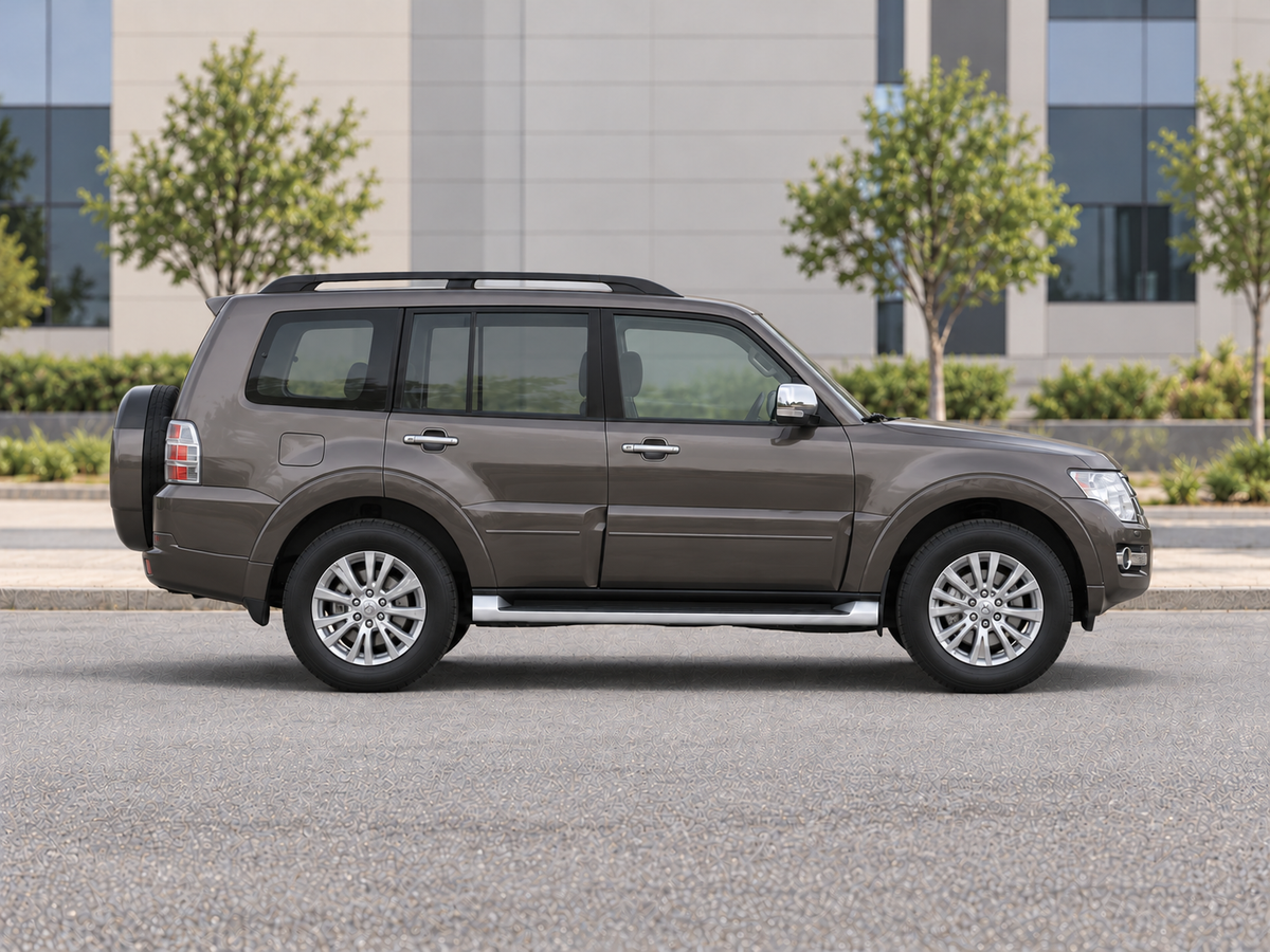 KI-generierte illustrative Darstellung: Mitsubishi Pajero 2018, 90-Grad-Seitenansicht nach rechts, auf trockenem Straßenbelag in städtischer Umgebung geparkt. Farbe und Ausstattung des tatsächlichen Fahrzeugs können abweichen.