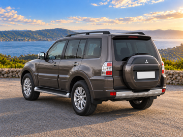 Imagen ilustrativa generada con IA de Mitsubishi Pajero 2018, vista trasera de tres cuartos, aparcado sobre pavimento seco en un entorno paisajístico. El color y el equipamiento del vehículo real pueden variar.