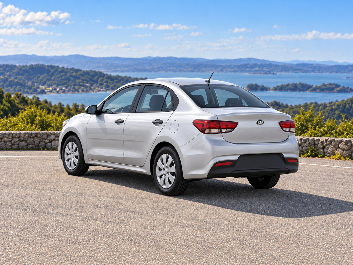 KI-generierte illustrative Darstellung: Kia Rio 2019, hintere Dreiviertelansicht auf trockenem Straßenbelag in landschaftlicher Umgebung. Farbe und Ausstattung des tatsächlichen Fahrzeugs können abweichen.