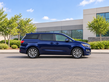 KI-generierte illustrative Darstellung: Kia Sedona 2019, 90-Grad-Seitenansicht nach rechts auf trockenem Straßenbelag in städtischer Umgebung. Farbe und Ausstattung des tatsächlichen Fahrzeugs können abweichen.