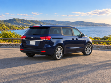 KI-generierte illustrative Darstellung: Kia Sedona 2019, hintere Dreiviertelansicht von der Beifahrerseite auf trockenem Straßenbelag in landschaftlicher Umgebung. Farbe und Ausstattung des tatsächlichen Fahrzeugs können abweichen.