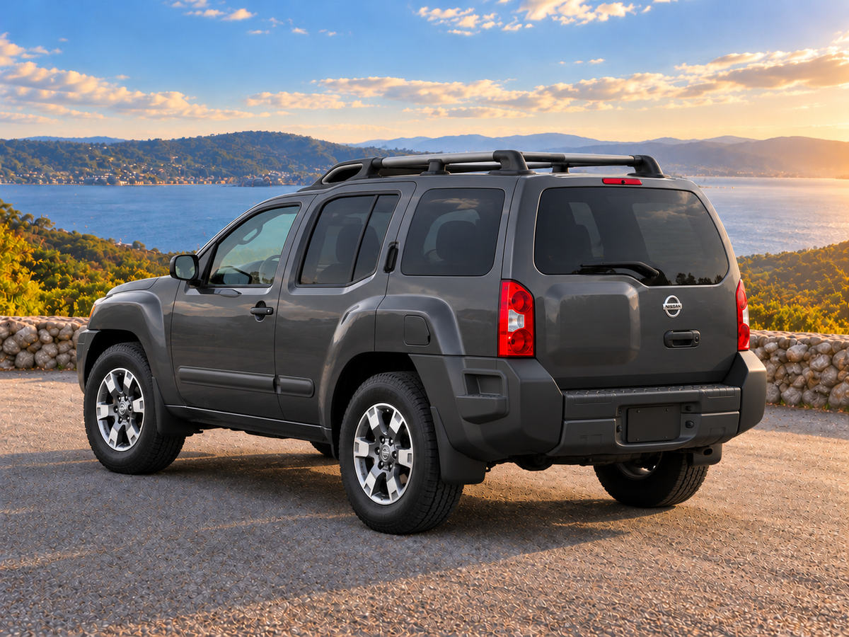 KI-generierte illustrative Darstellung: Nissan Xterra 2015, hintere Dreiviertelansicht, auf trockenem Straßenbelag in landschaftlicher Umgebung geparkt. Farbe und Ausstattung des tatsächlichen Fahrzeugs können abweichen.
